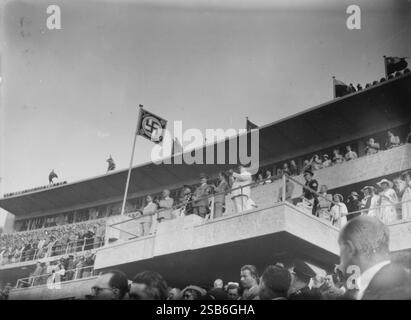 Adolf Hitler auf den Schauständen der Olympischen Spiele 1936 in Berlin. Die Olympischen Spiele 1936 in Berlin unter Adolf Hitlers Nazi-Diktatur waren mehr als nur ein weltweites Sportereignis, sie waren auch eine Show der Nazi-Propaganda. Stockfoto