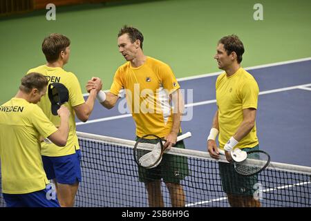 Stockholm, Schweden. Februar 2025. STOCKHOLM, SCHWEDEN 20250201Das schwedische Filip Bergevi und André Göransson danken den australischen John Peers und Matthew Ebden, die das Doppel-Spiel im Davis Cup zwischen Schweden und Australien in der Royal Tennis Hall in Stockholm gewonnen haben. Foto: Jonas Ekströmer/TT/Code 10030 Credit: TT News Agency/Alamy Live News Stockfoto