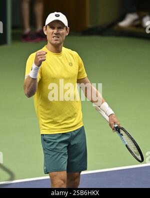 Stockholm, Schweden. Februar 2025. Der australische Olympiasieger Matthew Ebden 2024 feiert den Sieg im Davis-Cup-Spiel zwischen Schweden und Australien, das am 1. Februar 2025 in der Royal Tennis Hall in Stockholm ausgetragen wird.Foto: Jonas Ekströmer/TT/Code 10030 Credit: TT News Agency/Alamy Live News Stockfoto
