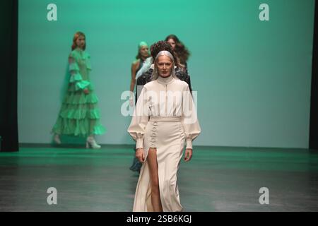 31. Januar 2025, Berlin, Berlin Bezirk Friedrichshai, Deutschland: Berlin: Der Designer Marcel Ostertag präsentiert seine HERBST/WINTER 2025 Kollektion. Das Foto zeigt Modelle auf dem Laufsteg mit der neuen Kollektion (Credit Image: © Simone Kuhlmey/Pacific Press via ZUMA Press Wire) NUR REDAKTIONELLE VERWENDUNG! Nicht für kommerzielle ZWECKE! Stockfoto