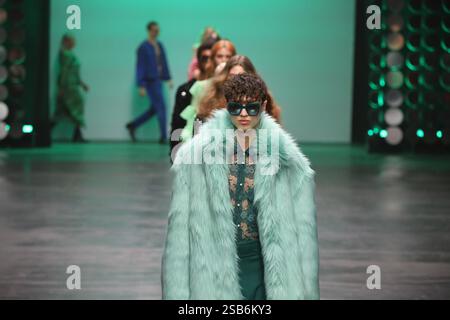 31. Januar 2025, Berlin, Berlin Bezirk Friedrichshai, Deutschland: Berlin: Der Designer Marcel Ostertag präsentiert seine HERBST/WINTER 2025 Kollektion. Das Foto zeigt Modelle auf dem Laufsteg mit der neuen Kollektion (Credit Image: © Simone Kuhlmey/Pacific Press via ZUMA Press Wire) NUR REDAKTIONELLE VERWENDUNG! Nicht für kommerzielle ZWECKE! Stockfoto