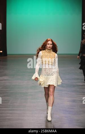 31. Januar 2025, Berlin, Berlin Bezirk Friedrichshai, Deutschland: Berlin: Der Designer Marcel Ostertag präsentiert seine HERBST/WINTER 2025 Kollektion. Das Foto zeigt Modelle auf dem Laufsteg mit der neuen Kollektion (Credit Image: © Simone Kuhlmey/Pacific Press via ZUMA Press Wire) NUR REDAKTIONELLE VERWENDUNG! Nicht für kommerzielle ZWECKE! Stockfoto