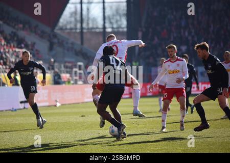Sebastian Ernst (SSV Jahn Regensburg, 15), Pascal Klemens (Hertha BSC, 41), Eric Hottmann (SSV Jahn Regensburg, 9), Deyovaisio Zeefuik (Hertha BSC, 42), Derry Scherhant (Hertha BSC, 39), GER, SSV Jahn Regensburg vs. Hertha BSC, Fussball, 2. Bundesliga, 20. Spieltag, Spielzeit 2025, 01.02.2025 (DFB DFL-Vorschriften verbieten jede Verwendung von Fotografien als Bildsequenzen und/oder Quasi-Video) Foto: Eibner-Pressefoto/Annika Graf Stockfoto