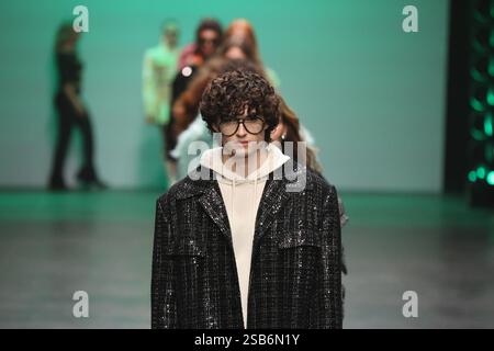 31. Januar 2025, Berlin, Berlin Bezirk Friedrichshai, Deutschland: Berlin: Der Designer Marcel Ostertag präsentiert seine HERBST/WINTER 2025 Kollektion. Das Foto zeigt Modelle auf dem Laufsteg mit der neuen Kollektion (Credit Image: © Simone Kuhlmey/Pacific Press via ZUMA Press Wire) NUR REDAKTIONELLE VERWENDUNG! Nicht für kommerzielle ZWECKE! Stockfoto