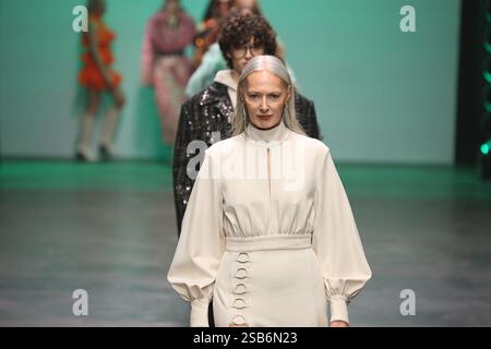 31. Januar 2025, Berlin, Berlin Bezirk Friedrichshai, Deutschland: Berlin: Der Designer Marcel Ostertag präsentiert seine HERBST/WINTER 2025 Kollektion. Das Foto zeigt Modelle auf dem Laufsteg mit der neuen Kollektion (Credit Image: © Simone Kuhlmey/Pacific Press via ZUMA Press Wire) NUR REDAKTIONELLE VERWENDUNG! Nicht für kommerzielle ZWECKE! Stockfoto