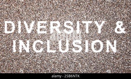 Konzeptionelles Konzept große Gemeinschaft von Menschen, die eine Botschaft ZU VIELFALT und EINBEZIEHUNG formuliert. metapher der 3D-Darstellung für Toleranz, Nichtdiskriminierung, cooper Stockfoto