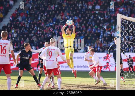 Derry Scherhant (Hertha BSC, 39), Jonjoe Kenny (Hertha BSC, 16), Louis Breunig (SSV Jahn Regensburg, 16), Eric Hottmann (SSV Jahn Regensburg, 9), Felix Gebhardt (SSV Jahn Regensburg, 1), GER, SSV Jahn Regensburg vs. Hertha BSC, Fussball, 2. Bundesliga, 20. Spieltag, Spielzeit 2025, 01.02.2025 (DFB DFL-Vorschriften verbieten jede Verwendung von Fotografien als Bildsequenzen und/oder Quasi-Video) Foto: Eibner-Pressefoto/Annika Graf Stockfoto