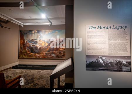 WASHINGTON D.C. – Thomas Morans Werk The Chasm of the Colorado (1873–1874) hängt im Department of Interior Museum in Washington D.C. dieses monumentale Ölgemälde entstand aus Morans Teilnahme an John Wesley Powells Erkundungsexpedition zum Grand Canyon im Jahr 1873. Das ca. 7 x 12 Fuß große Kunstwerk wurde auf Aluminium montiert und als Begleitstück zu seinem früheren Yellowstone-Gemälde geschaffen. Die große Landschaft fängt die dramatischen Ausblicke auf den Grand Canyon ein und zeigt Morans unverwechselbaren romantischen Stil und seine Liebe zu geologischen Details, die ihn zu einem der Fo Amerikas machten Stockfoto