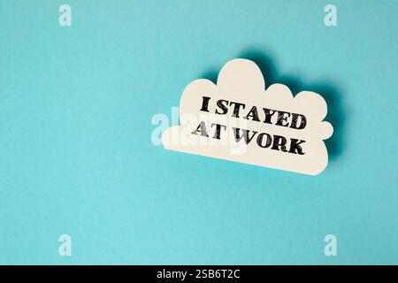 Weiße Wolke mit den Worten, die ich bei der Arbeit blieb, in schwarz geschrieben. Erschöpfungsbegriff und der Gedanke der Langzeitarbeit Stockfoto