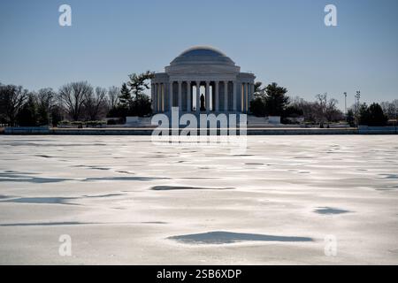 WASHINGTON DC – Eis bedeckt das Tidal Basin am 29. Januar 2025, im Hintergrund ist das Jefferson Memorial zu sehen. Das neoklassizistische Denkmal steht vor der Winterlandschaft. Die gefrorene Oberfläche des Gezeitenbeckens bildet einen starken Kontrast zum weißen Marmor der Gedenkstätte. Stockfoto