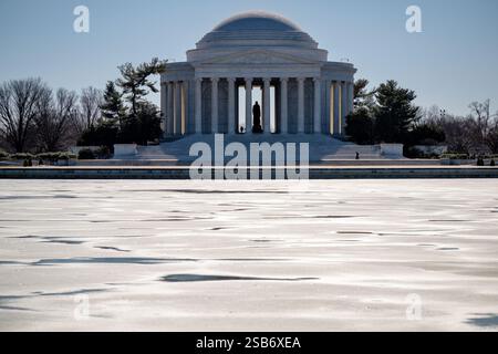 WASHINGTON DC – Eis bedeckt das Tidal Basin am 29. Januar 2025, im Hintergrund ist das Jefferson Memorial zu sehen. Das neoklassizistische Denkmal steht vor der Winterlandschaft. Die gefrorene Oberfläche des Gezeitenbeckens bildet einen starken Kontrast zum weißen Marmor der Gedenkstätte. Stockfoto