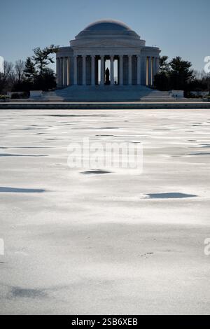 WASHINGTON DC – Eis bedeckt das Tidal Basin am 29. Januar 2025, im Hintergrund ist das Jefferson Memorial zu sehen. Das neoklassizistische Denkmal steht vor der Winterlandschaft. Die gefrorene Oberfläche des Gezeitenbeckens bildet einen starken Kontrast zum weißen Marmor der Gedenkstätte. Stockfoto