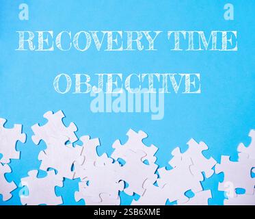 Puzzle mit den Worten Recovery Time Objective darüber Stockfoto