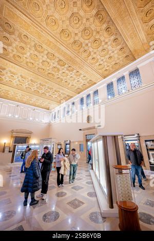 WASHINGTON DC – die Devisenausstellungen im historischen Gebäude des Bureau of Engraving and Printing aus dem Jahr 1914 markieren das Finale der öffentlichen Tour. Diese lehrreichen Ausstellungen in einem reich verzierten Saal mit Marmorboden zeigen die Geschichte und Produktion der amerikanischen Papierwährung. Stockfoto