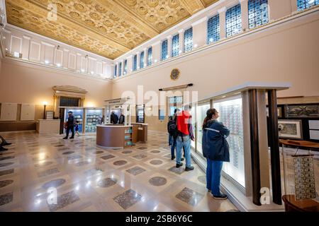 WASHINGTON DC – die Devisenausstellungen im historischen Gebäude des Bureau of Engraving and Printing aus dem Jahr 1914 markieren das Finale der öffentlichen Tour. Diese lehrreichen Ausstellungen in einem reich verzierten Saal mit Marmorboden zeigen die Geschichte und Produktion der amerikanischen Papierwährung. Stockfoto