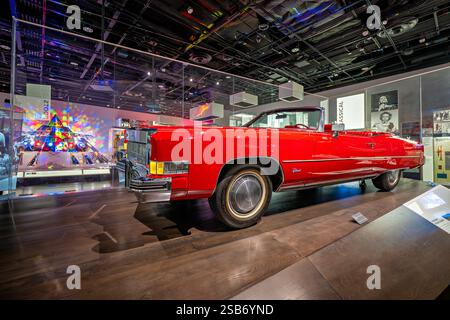 WASHINGTON DC – das National Museum of African American History and Culture zeigt Chuck Berry 1973 Cadillac Eldorado in seiner Musical Crossroads Galerie. Dieses rote Cabrio aus Berrys persönlicher Flotte wurde 1987 in der Dokumentation „Hail! Hallo! Rock 'n' Roll. Stockfoto