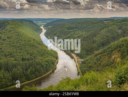 fluss im Tal. Blick von oben auf den Cloef der Saar in Deutschland, mit einem Boot durch Stockfoto