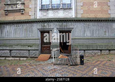 Odessa, Ukraine. Februar 2025. Der beschädigte Eingang zur Odessa Philharmonie in der Italianskaya Straße. Das Erbe des Raketenangriffs verursachte schwere Schäden am Bristol Hotel, das 1898-1899 unter dem Projekt des Architekten Oleksandr Bernardazzi erbaut wurde. Explosionen in der Literatur-, Geschichts- und Lokalgeschichte, Archäologischen Museen, Museen für westliche und östliche Kunst sowie in der Philharmonie zerstörten Glas und beschädigten Fassaden. Sieben Menschen wurden verletzt. Quelle: SOPA Images Limited/Alamy Live News Stockfoto