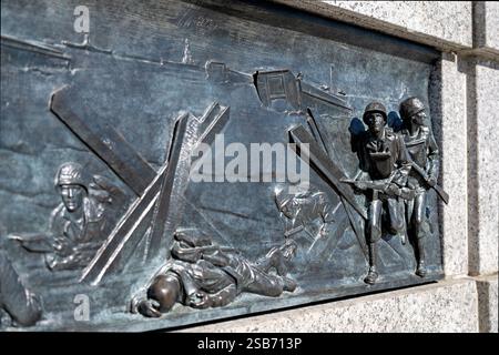 WASHINGTON DC – das bronzene Basrelief am National World war II Memorial zeigt alliierte Truppen, die während der D-Day-Invasion am 6. Juni 1944 an den Küsten Frankreichs landen. Die Skulptur, die von Ray Kaskey geschaffen wurde, zeigt Landungsboote, die Truppen an die Küsten der Normandie liefern, inmitten deutscher Feuer- und Strandhindernisse im Rahmen der Operation Overlord. Dieses Kunstwerk ist eines von 24 Bronze-Basreliefs entlang des zeremoniellen Eingangs der Gedenkstätte, die Szenen von der Heimatfront und den Schlachtfeldern des Atlantic Theaters illustrieren. Stockfoto
