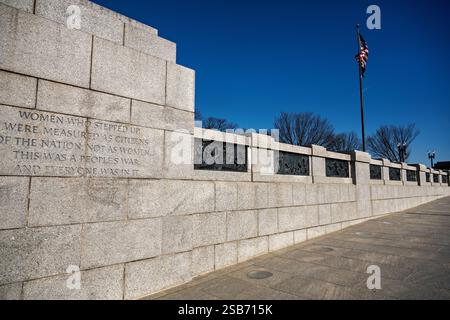 WASHINGTON DC – Bronze-Basreliefs mit Szenen aus dem Atlantic Theater des Zweiten Weltkriegs säumen den zeremoniellen Eingang des National World war II Memorial in der National Mall. Die 24 Bronzetafeln, die vom Bildhauer Ray Kaskey geschaffen wurden, zeigen sowohl Schlachtszenen als auch Aktivitäten an der Heimatfront und zeigen das Opfer und die Entschlossenheit der Amerikaner während des Krieges. Die Basreliefs auf der Nordseite konzentrieren sich speziell auf die Operationen des Atlantischen Theaters und zeigen militärische und zivile Beiträge zu den Kriegsanstrengungen. Stockfoto