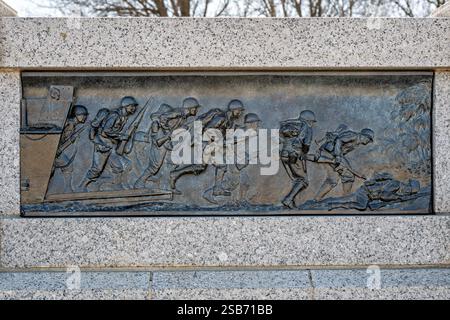 WASHINGTON DC – das bronzene Basreliefrelief „Amphibious Landing“ am National World war II Memorial zeigt die entscheidende Strategie des Inselhüpfens amerikanischer Streitkräfte im Pazifik-Theater. Dieses Kunstwerk wurde vom Bildhauer Ray Kaskey geschaffen und ist eine von 24 Bronzetafeln entlang des zeremoniellen Eingangs der Gedenkstätte, die sowohl Schlachtszenen als auch Heimatfrontszenen aus dem Krieg veranschaulichen. Das Basrelief erinnert an die amphibischen Angriffe, die für die Rückeroberung japanisch besetzter Gebiete im gesamten Pazifik von entscheidender Bedeutung waren, sodass alliierte Streitkräfte Luftstützpunkte und Einsatzgebiete für die folgenden Gebiete einrichten konnten Stockfoto
