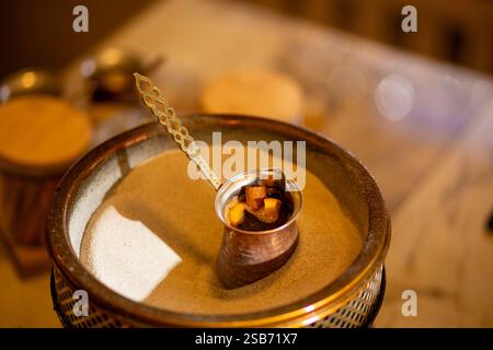 Türkischer Sandkaffee. Zubereitung von türkischem Kaffee im Sand. Türkische Methode der Kaffeezubereitung. Östlicher Kaffee. Stockfoto
