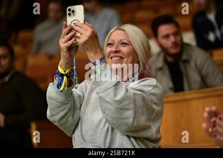 Stockholm, Schweden. Februar 2025. STOCKHOLM, SCHWEDEN 20250201Patricia Borg im Publikum als Leo Borg ein Einzelspiel gegen John Peers im Davis Cup Spiel zwischen Schweden und Australien spielt, das in der Royal Tennis Hall in Stockholm, Schweden, ausgetragen wird. Foto: Jonas Ekströmer/TT/Code 10030 Credit: TT News Agency/Alamy Live News Stockfoto
