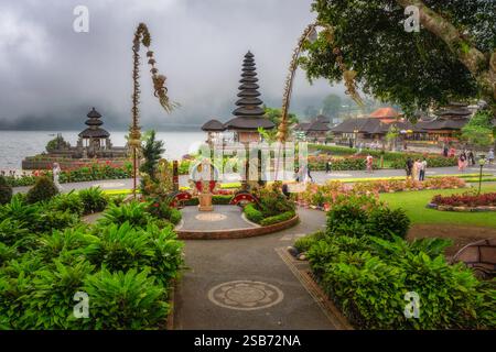 Bali, Indonesien, 4 Okt 2024 Ein atemberaubend ruhiger Blick auf einen traditionellen balinesischen Tempel, Ulun Danu Beratan Tempel ist wunderschön eingerahmt von lebhaften, Stockfoto