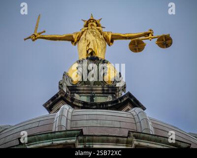 Scales of Justice auf dem Old Bailey, London, Großbritannien. Die goldene Statue von Lady Justice symbolisiert Fairness und Rechtsstaatlichkeit auf der Kuppel des Old Bailey, Londons Central Criminal Court, London UK Stockfoto