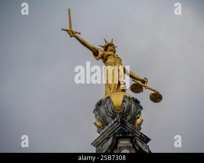 Scales of Justice auf dem Old Bailey, London, Großbritannien. Die goldene Statue von Lady Justice symbolisiert Fairness und Rechtsstaatlichkeit auf der Kuppel des Old Bailey, Londons Central Criminal Court, London UK Stockfoto