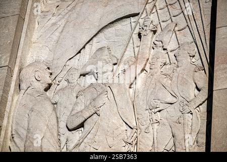 WASHINGTON DC – die Bronzestatue des Commodore John Paul Jones steht an der Independence Avenue und der siebeenth Street SW. Das 1912 vom Bildhauer Charles Henry Niehaus und dem Architekten Thomas Hastings geschaffene Denkmal zeigt den Marineheld des Unabhängigkeitskrieges in Offizierskleidung aus der Zeit. Der Marmor-Pylon zeigt militärische Symbole und ein Relief, in dem Jones die erste amerikanische Flagge auf einem US-Kriegsschiff hisst, um seiner berühmten Erklärung „Kapitulation? Ich habe noch nicht angefangen zu kämpfen!" Stockfoto