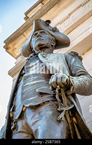 WASHINGTON DC – die Bronzestatue des Commodore John Paul Jones steht an der Independence Avenue und der siebeenth Street SW. Das 1912 vom Bildhauer Charles Henry Niehaus und dem Architekten Thomas Hastings geschaffene Denkmal zeigt den Marineheld des Unabhängigkeitskrieges in Offizierskleidung aus der Zeit. Der Marmor-Pylon zeigt militärische Symbole und ein Relief, in dem Jones die erste amerikanische Flagge auf einem US-Kriegsschiff hisst, um seiner berühmten Erklärung „Kapitulation? Ich habe noch nicht angefangen zu kämpfen!" Stockfoto