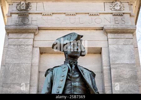 WASHINGTON DC – die Bronzestatue des Commodore John Paul Jones steht an der Independence Avenue und der siebeenth Street SW. Das 1912 vom Bildhauer Charles Henry Niehaus und dem Architekten Thomas Hastings geschaffene Denkmal zeigt den Marineheld des Unabhängigkeitskrieges in Offizierskleidung aus der Zeit. Der Marmor-Pylon zeigt militärische Symbole und ein Relief, in dem Jones die erste amerikanische Flagge auf einem US-Kriegsschiff hisst, um seiner berühmten Erklärung „Kapitulation? Ich habe noch nicht angefangen zu kämpfen!" Stockfoto