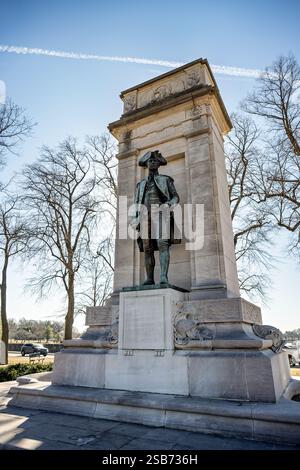 WASHINGTON DC – die Bronzestatue des Commodore John Paul Jones steht an der Independence Avenue und der siebeenth Street SW. Das 1912 vom Bildhauer Charles Henry Niehaus und dem Architekten Thomas Hastings geschaffene Denkmal zeigt den Marineheld des Unabhängigkeitskrieges in Offizierskleidung aus der Zeit. Der Marmor-Pylon zeigt militärische Symbole und ein Relief, in dem Jones die erste amerikanische Flagge auf einem US-Kriegsschiff hisst, um seiner berühmten Erklärung „Kapitulation? Ich habe noch nicht angefangen zu kämpfen!" Stockfoto