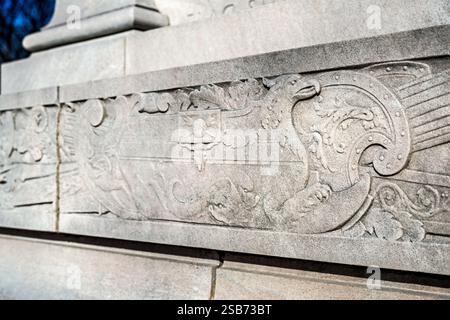WASHINGTON DC – die Bronzestatue des Commodore John Paul Jones steht an der Independence Avenue und der siebeenth Street SW. Das 1912 vom Bildhauer Charles Henry Niehaus und dem Architekten Thomas Hastings geschaffene Denkmal zeigt den Marineheld des Unabhängigkeitskrieges in Offizierskleidung aus der Zeit. Der Marmor-Pylon zeigt militärische Symbole und ein Relief, in dem Jones die erste amerikanische Flagge auf einem US-Kriegsschiff hisst, um seiner berühmten Erklärung „Kapitulation? Ich habe noch nicht angefangen zu kämpfen!" Stockfoto