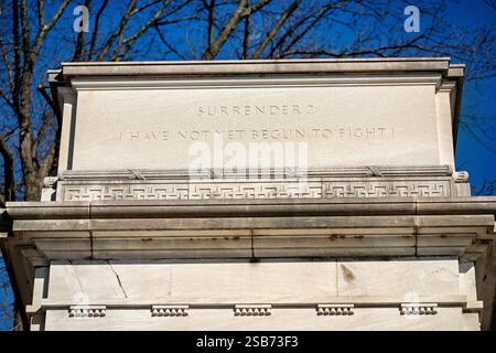 WASHINGTON DC – die Bronzestatue des Commodore John Paul Jones steht an der Independence Avenue und der siebeenth Street SW. Das 1912 vom Bildhauer Charles Henry Niehaus und dem Architekten Thomas Hastings geschaffene Denkmal zeigt den Marineheld des Unabhängigkeitskrieges in Offizierskleidung aus der Zeit. Der Marmor-Pylon zeigt militärische Symbole und ein Relief, in dem Jones die erste amerikanische Flagge auf einem US-Kriegsschiff hisst, um seiner berühmten Erklärung „Kapitulation? Ich habe noch nicht angefangen zu kämpfen!" Stockfoto