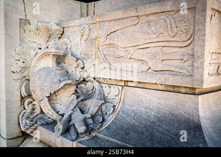 WASHINGTON DC – die Bronzestatue des Commodore John Paul Jones steht an der Independence Avenue und der siebeenth Street SW. Das 1912 vom Bildhauer Charles Henry Niehaus und dem Architekten Thomas Hastings geschaffene Denkmal zeigt den Marineheld des Unabhängigkeitskrieges in Offizierskleidung aus der Zeit. Der Marmor-Pylon zeigt militärische Symbole und ein Relief, in dem Jones die erste amerikanische Flagge auf einem US-Kriegsschiff hisst, um seiner berühmten Erklärung „Kapitulation? Ich habe noch nicht angefangen zu kämpfen!" Stockfoto