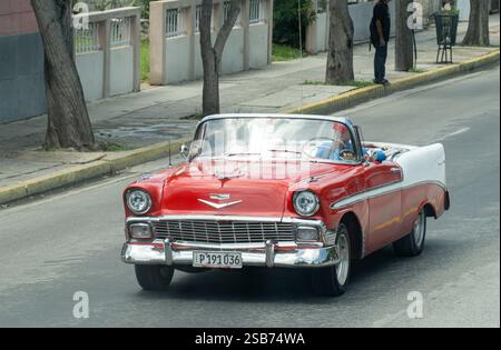 VARADERO, KUBA - 30. AUGUST 2023: Rot-weißes Chevrolet Belair 1956 Cabrio in Varadero, Kuba Stockfoto