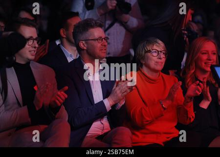 Sint Niklaas, Belgien. Februar 2025. Die flämische Sozialministerin Caroline Gennez wurde auf einem Kongress der flämischen sozialistischen Partei Vooruit über die Beteiligung an der neuen Bundesregierung am Samstag, den 1. Februar 2025 in Sint-Niklaas aufgenommen. Am Freitagabend haben sich die Verhandlungsführer der fünf Parteien N-VA, Vooruit, CD&V, MR und Les Engagements auf die Bildung einer neuen belgischen Bundesregierung geeinigt. BELGA FOTO NICOLAS MAETERLINCK Credit: Belga News Agency/Alamy Live News Stockfoto