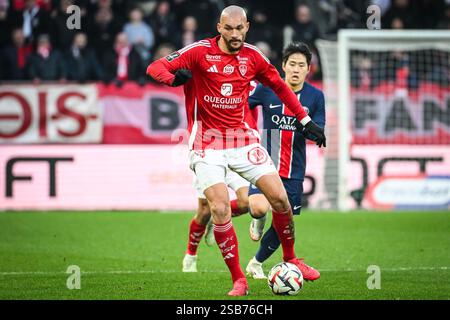 Brest, Frankreich, Frankreich. Februar 2025. Ludovic AJORQUE von Brest und Lee KANG-IN von PSG während des Ligue-1-Spiels zwischen Stade Brestois (Brest) Paris Saint-Germain (PSG) im Francis Le BLE Stadium am 1. Februar 2025 in Brest, Frankreich. (Kreditbild: © Matthieu Mirville/ZUMA Press Wire) NUR REDAKTIONELLE VERWENDUNG! Nicht für kommerzielle ZWECKE! Stockfoto