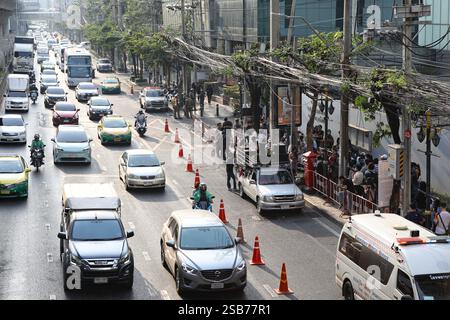 Bangkok, Thailand. Februar 2025. BANGKOK, THAILAND 1. Februar 2025 – Aktivisten veranstalteten eine Veranstaltung mit dem Titel „4 Jahre Putsch in Myanmar, 4 Jahre Massaker“ vor der Botschaft von Myanmar in Thailand. (Foto: Teera Noisakran/SIPA USA) Credit: SIPA USA/Alamy Live News Stockfoto