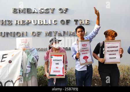 Bangkok, Thailand. Februar 2025. BANGKOK, THAILAND 1. Februar 2025 – Aktivisten veranstalteten eine Veranstaltung mit dem Titel „4 Jahre Putsch in Myanmar, 4 Jahre Massaker“ vor der Botschaft von Myanmar in Thailand. (Foto: Teera Noisakran/SIPA USA) Credit: SIPA USA/Alamy Live News Stockfoto