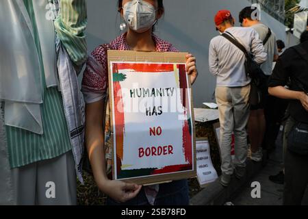 Bangkok, Thailand. Februar 2025. BANGKOK, THAILAND 1. Februar 2025 – Aktivisten veranstalteten eine Veranstaltung mit dem Titel „4 Jahre Putsch in Myanmar, 4 Jahre Massaker“ vor der Botschaft von Myanmar in Thailand. (Foto: Teera Noisakran/SIPA USA) Credit: SIPA USA/Alamy Live News Stockfoto