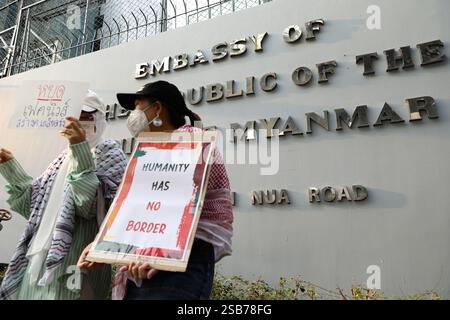 Bangkok, Thailand. Februar 2025. BANGKOK, THAILAND 1. Februar 2025 – Aktivisten veranstalteten eine Veranstaltung mit dem Titel „4 Jahre Putsch in Myanmar, 4 Jahre Massaker“ vor der Botschaft von Myanmar in Thailand. (Foto: Teera Noisakran/SIPA USA) Credit: SIPA USA/Alamy Live News Stockfoto