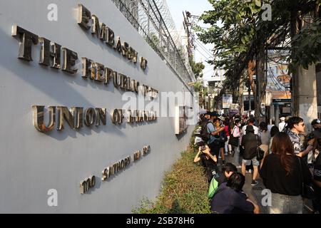 Bangkok, Thailand. Februar 2025. BANGKOK, THAILAND 1. Februar 2025 – Aktivisten veranstalteten eine Veranstaltung mit dem Titel „4 Jahre Putsch in Myanmar, 4 Jahre Massaker“ vor der Botschaft von Myanmar in Thailand. (Foto: Teera Noisakran/SIPA USA) Credit: SIPA USA/Alamy Live News Stockfoto