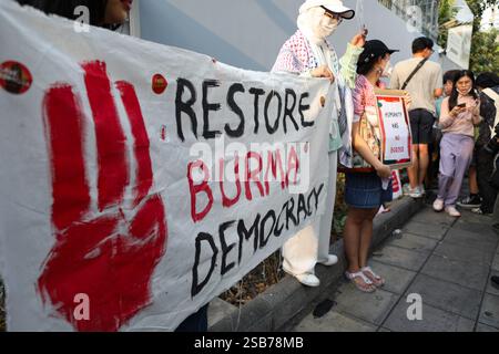 Bangkok, Thailand. Februar 2025. BANGKOK, THAILAND 1. Februar 2025 – Aktivisten veranstalteten eine Veranstaltung mit dem Titel „4 Jahre Putsch in Myanmar, 4 Jahre Massaker“ vor der Botschaft von Myanmar in Thailand. (Foto: Teera Noisakran/SIPA USA) Credit: SIPA USA/Alamy Live News Stockfoto