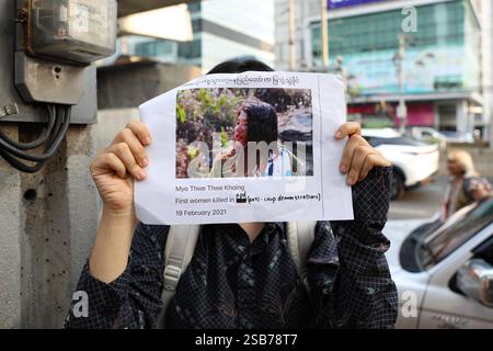 Bangkok, Thailand. Februar 2025. BANGKOK, THAILAND 1. Februar 2025 – Aktivisten veranstalteten eine Veranstaltung mit dem Titel „4 Jahre Putsch in Myanmar, 4 Jahre Massaker“ vor der Botschaft von Myanmar in Thailand. (Foto: Teera Noisakran/SIPA USA) Credit: SIPA USA/Alamy Live News Stockfoto