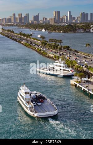 Miami, Florida, USA - 4. Januar 2025: Luftaufnahme der Autofähren, die Fahrzeuge von und zur exklusiven Fisher Island transportieren Stockfoto