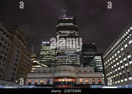 Canary Wharf in London, Großbritannien vom Cabot Square aus gesehen Stockfoto
