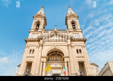 Kirche der Heiligen Cosmas und Damian im alten Dorf Alberobello, Apulien, Italien Stockfoto